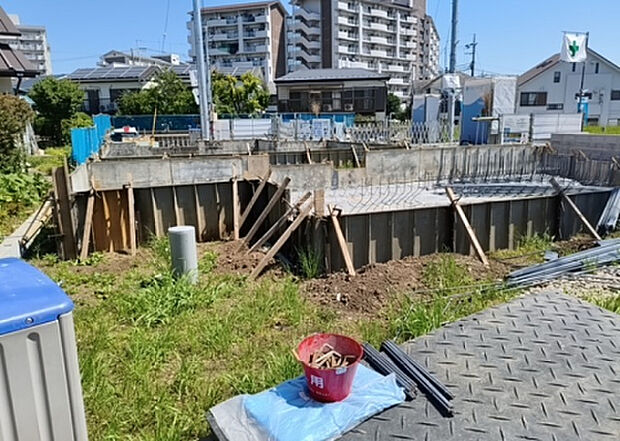 【玄関_2】玄関は、狭すぎると複数人で使いにくく、広すぎても無駄な空間になりがちです。最低2畳を目安にして、家の広さとの兼ね合いや家族の人数を考慮して決めるとよいでしょう。現地を見学して快適な玄関を選びましょう!
