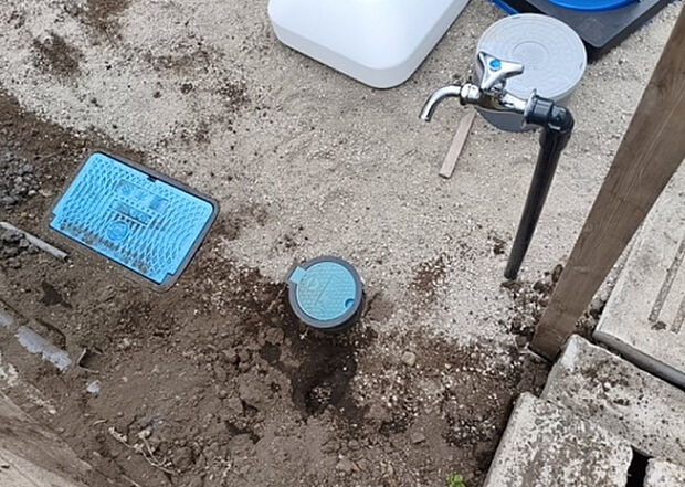 【その他設備】敷地内には、散水栓や立水栓があります。水道水を直接利用できるため、水を運ぶ手間を省くことが出来ます。大量の水を必要とする洗車作業や清掃などに役立ちます。その他設備とあわせて、現地でご確認ください。