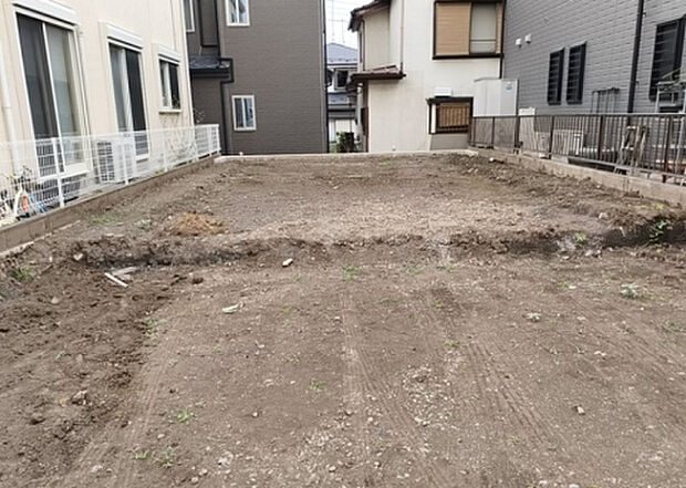 【外観_3】現地に行くなら、物件の周囲の地形がどうなっているかを見ることも大切です。周辺より低くなっている土地では、大雨などで水が集まりやすいため、地盤が弱くなっているということも考えられるため、注意が必要です。