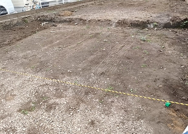 【庭_2】庭のある家に住むことのメリットとして、子どもたちの遊び場を確保できること、ガーデニングや家庭菜園を楽しめること、明るさを確保できることがあります。また、配置を工夫することでプライバシーが確保できます。