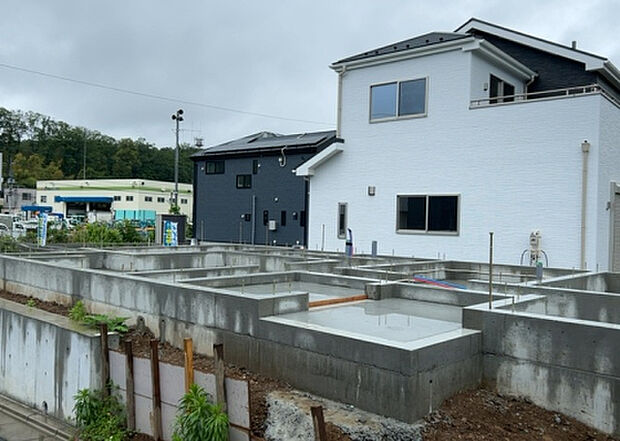 【外観_2】外観は建物の第一印象を決める重要な要素です。複数の方向から見ることで、建物の存在感や周辺との調和、デザインの良さなどがより明確に分かります。お気に入りの建物を見つけてみてください。