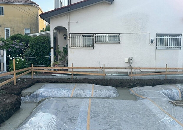 【玄関_2】玄関は、狭すぎると複数人で使いにくく、広すぎても無駄な空間になりがちです。最低2畳を目安にして、家の広さとの兼ね合いや家族の人数を考慮して決めるとよいでしょう。現地を見学して快適な玄関を選びましょう！