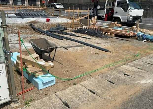 【その他設備】敷地内には、散水栓や立水栓があります。水道水を直接利用できるため、水を運ぶ手間を省くことが出来ます。大量の水を必要とする洗車作業や清掃などに役立ちます。その他設備とあわせて、現地でご確認ください。