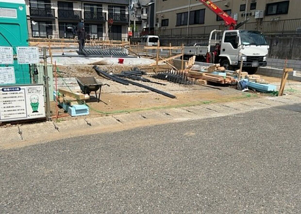 【前面道路含む現地写真_2】前面道路の幅員や歩道の有無、近隣の建物との距離感などは、実際の生活の利便性や安全性に大きく影響します。複数のアングルから前面道路の状況を確認することで、より具体的に生活イメージを描けます。