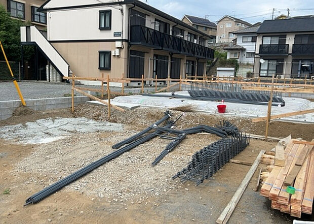 【玄関】玄関は家の顔でもあり、家族以外の目にも止まる場所です。玄関は外との間を仕切る扉、靴などをしまっておく収納スペース、靴脱ぎのたたきスペース、来客とのやり取りをするドアホンなど複数のアイテムからなります。