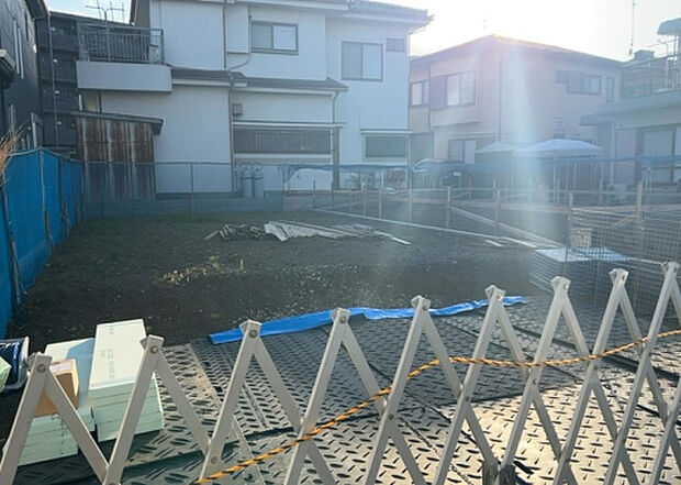 【外観_3】現地に行くなら、物件の周囲の地形がどうなっているかを見ることも大切です。周辺より低くなっている土地では、大雨などで水が集まりやすいため、地盤が弱くなっているということも考えられるため、注意が必要です。