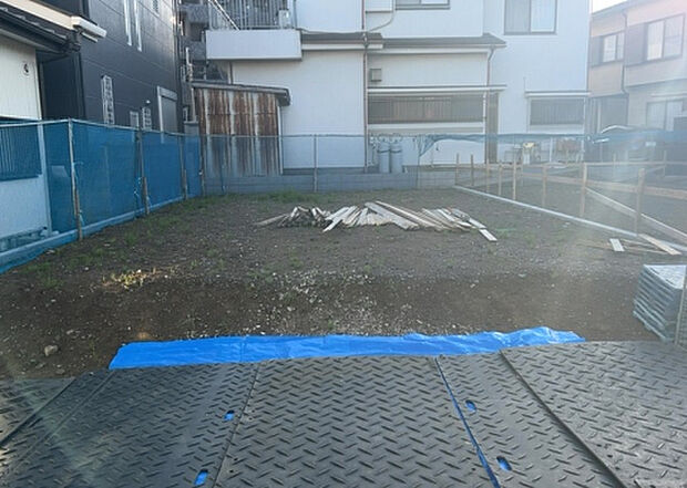 【玄関_2】玄関は、狭すぎると複数人で使いにくく、広すぎても無駄な空間になりがちです。最低2畳を目安にして、家の広さとの兼ね合いや家族の人数を考慮して決めるとよいでしょう。現地を見学して快適な玄関を選びましょう！