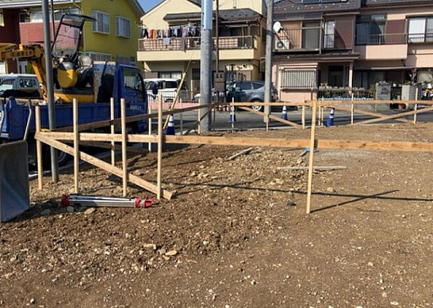 【構造・工法・仕様_2】ベタ基礎とは、柱の位置に関係なく全体に基礎がある事を指し、面積が大きい分建物の重さを全体に分散できます。また、地面からの湿気や害虫を遮断でき、木造住宅で心配されるシロアリ被害を防ぐ効果も期待できます。