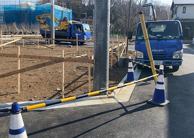 【玄関_2】玄関は、狭すぎると複数人で使いにくく、広すぎても無駄な空間になりがちです。最低2畳を目安にして、家の広さとの兼ね合いや家族の人数を考慮して決めるとよいでしょう。現地を見学して快適な玄関を選びましょう！