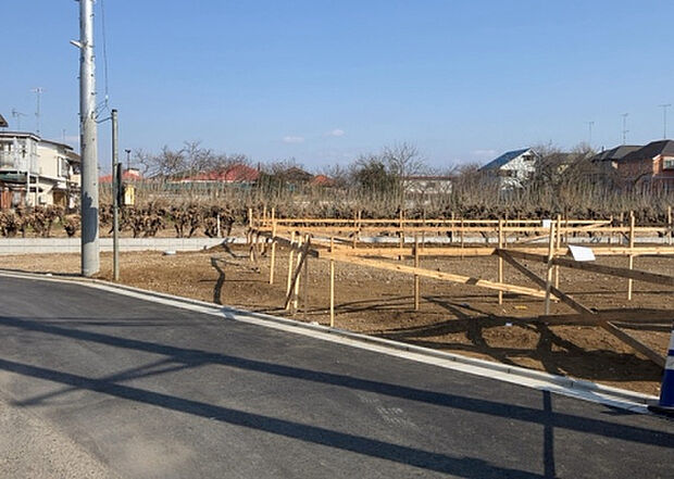 【前面道路含む現地写真_2】前面道路の幅員や歩道の有無、近隣の建物との距離感などは、実際の生活の利便性や安全性に大きく影響します。複数のアングルから前面道路の状況を確認することで、より具体的に生活イメージを描けます。