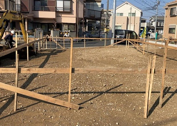 【玄関_2】玄関は、狭すぎると複数人で使いにくく、広すぎても無駄な空間になりがちです。最低2畳を目安にして、家の広さとの兼ね合いや家族の人数を考慮して決めるとよいでしょう。現地を見学して快適な玄関を選びましょう！