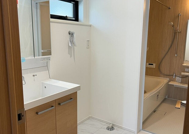 【脱衣場】多くの戸建て住宅で見かける洗面脱衣所は、洗面台と洗濯機が2畳ほどのスペースに並べられていて、洗面所が脱衣所を兼ね備えている間取りが一般的です。お客様が利用することもある、パブリックな空間でもあります。