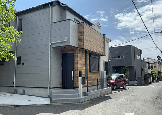 【前面道路含む現地写真_2】お持ちの車種によっては前面道路が広い方が便利でしょう。しかし、前面道路が広ければその分交通量が多くなるため、騒音などが気になる場合があります。実際に現地を見学し、周辺交通量や騒音などを確認しましょう！