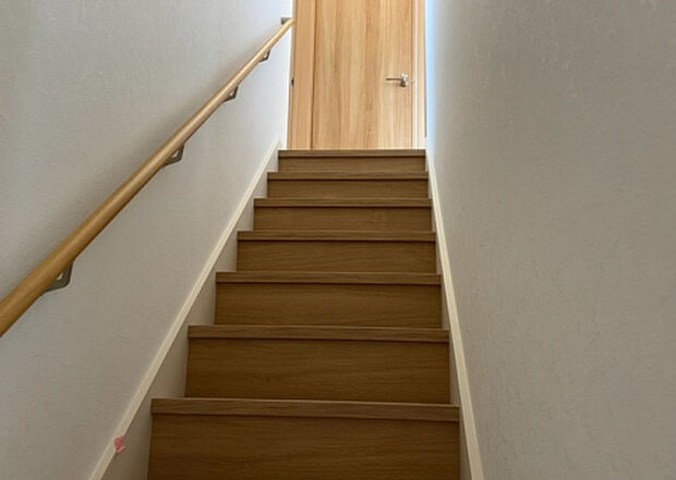 【内装】建物の上下階の通路である階段は、その位置によって動線や室内の印象が大きく左右されます。手摺にも重要な役割があり、転倒の防止・歩行や動作を円滑にして日常生活を支えることを主な目的として設置されています。