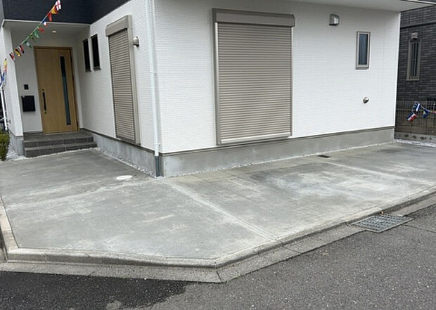 【駐車場】駐車場と明記されていても、最小スペースでつくられた駐車場だと大型車は駐車できなかったり、出入りしにくくなったりする可能性があります。お車のサイズと購入したい物件の駐車場のサイズを現地で確認しましょう。