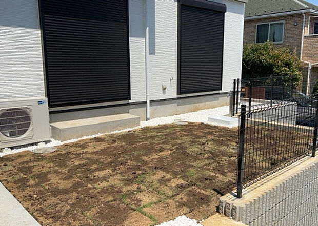 【庭】庭があることでガーデニングや家庭菜園はもちろん、こどもの遊び場やペットを放して遊ぶことができます。また、家の周囲に余裕があるということです。隣地との間があれば、十分な日当たりと、風通しが確保できます。