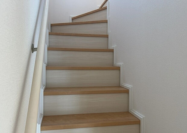 【内装】建物の上下階の通路である階段は、その位置によって動線や室内の印象が大きく左右されます。手摺にも重要な役割があり、転倒の防止・歩行や動作を円滑にして日常生活を支えることを主な目的として設置されています。