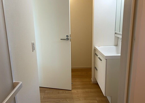 【脱衣場】多くの戸建て住宅で見かける洗面脱衣所は、洗面台と洗濯機が2畳ほどのスペースに並べられていて、洗面所が脱衣所を兼ね備えている間取りが一般的です。お客様が利用することもある、パブリックな空間でもあります。