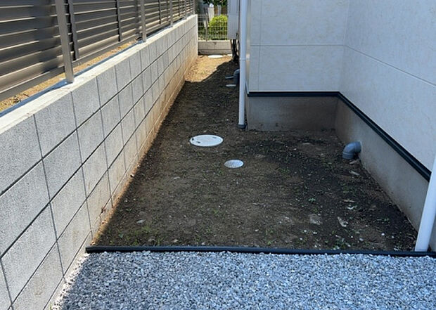 【庭】庭があることでガーデニングや家庭菜園はもちろん、こどもの遊び場やペットを放して遊ぶことができます。また、家の周囲に余裕があるということです。隣地との間があれば、十分な日当たりと、風通しが確保できます。