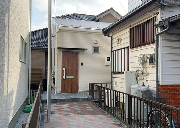 【前面道路含む現地写真_2】お持ちの車種によっては前面道路が広い方が便利でしょう。しかし、前面道路が広ければその分交通量が多くなるため、騒音などが気になる場合があります。実際に現地を見学し、周辺交通量や騒音などを確認しましょう！