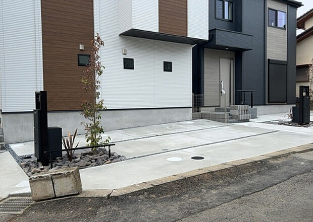 【駐車場】駐車場と明記されていても、最小スペースでつくられた駐車場だと大型車は駐車できなかったり、出入りしにくくなったりする可能性があります。お車のサイズと購入したい物件の駐車場のサイズを現地で確認しましょう。