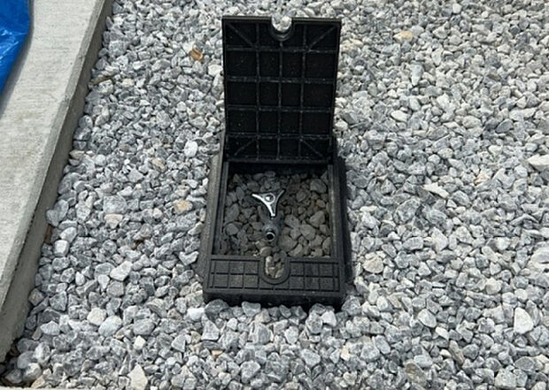 【その他設備】敷地内には、散水栓や立水栓があります。水道水を直接利用できるため、水を運ぶ手間を省くことが出来ます。大量の水を必要とする洗車作業や清掃などに役立ちます。その他設備とあわせて、現地でご確認ください。