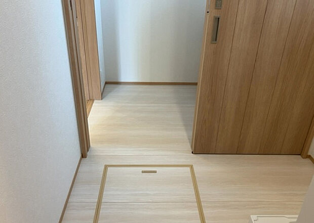 【脱衣場】多くの戸建て住宅で見かける洗面脱衣所は、洗面台と洗濯機が2畳ほどのスペースに並べられていて、洗面所が脱衣所を兼ね備えている間取りが一般的です。お客様が利用することもある、パブリックな空間でもあります。