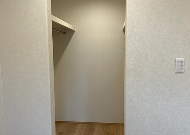 【ウォークインクローゼット】ウォークインクローゼットがあれば、クローゼット内でコーディネートが完成できますし、季節の変わり目に行う衣替えの手間も省けます。また、スーツケースなど大きいものもしまうことができ使い勝手がよいです。