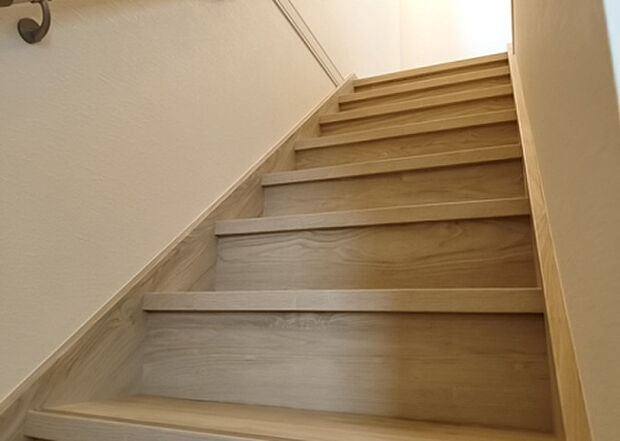 【内装】建物の上下階の通路である階段は、その位置によって動線や室内の印象が大きく左右されます。手摺にも重要な役割があり、転倒の防止・歩行や動作を円滑にして日常生活を支えることを主な目的として設置されています。