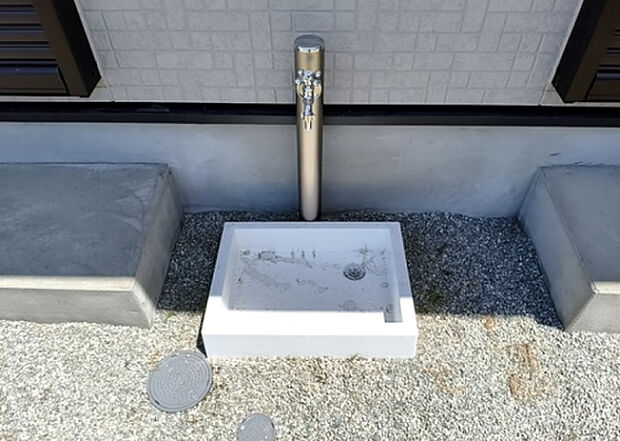 【その他設備】敷地内には、散水栓や立水栓があります。水道水を直接利用できるため、水を運ぶ手間を省くことが出来ます。大量の水を必要とする洗車作業や清掃などに役立ちます。その他設備とあわせて、現地でご確認ください。