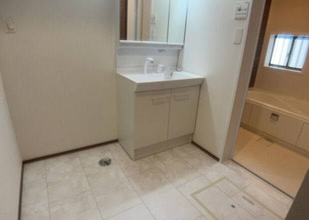 【脱衣場】多くの戸建て住宅で見かける洗面脱衣所は、洗面台と洗濯機が2畳ほどのスペースに並べられていて、洗面所が脱衣所を兼ね備えている間取りが一般的です。お客様が利用することもある、パブリックな空間でもあります。