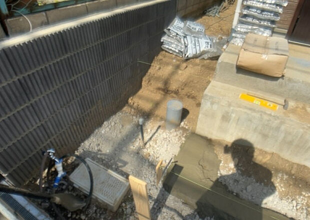 【その他設備】敷地内には、散水栓や立水栓があります。水道水を直接利用できるため、水を運ぶ手間を省くことが出来ます。大量の水を必要とする洗車作業や清掃などに役立ちます。その他設備とあわせて、現地でご確認ください。