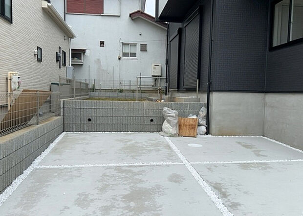 【駐車場】駐車場と明記されていても、最小スペースでつくられた駐車場だと大型車は駐車できなかったり、出入りしにくくなったりする可能性があります。お車のサイズと購入したい物件の駐車場のサイズを現地で確認しましょう。