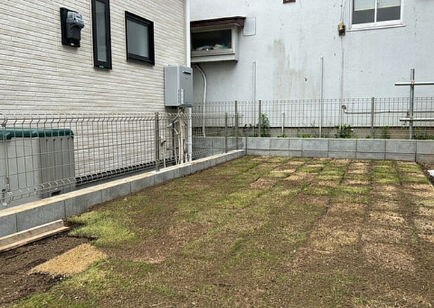 【庭】庭があることでガーデニングや家庭菜園はもちろん、こどもの遊び場やペットを放して遊ぶことができます。また、家の周囲に余裕があるということです。隣地との間があれば、十分な日当たりと、風通しが確保できます。