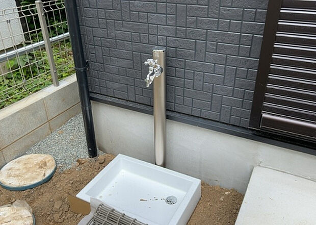 【その他設備】敷地内には、散水栓や立水栓があります。水道水を直接利用できるため、水を運ぶ手間を省くことが出来ます。大量の水を必要とする洗車作業や清掃などに役立ちます。その他設備とあわせて、現地でご確認ください。