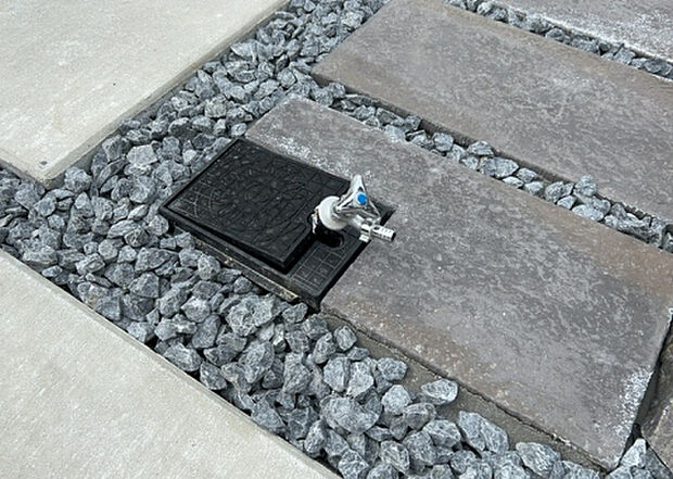 【その他設備】敷地内には、散水栓や立水栓があります。水道水を直接利用できるため、水を運ぶ手間を省くことが出来ます。大量の水を必要とする洗車作業や清掃などに役立ちます。その他設備とあわせて、現地でご確認ください。