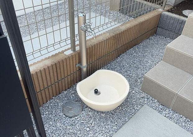 【その他設備】敷地内には、散水栓や立水栓があります。水道水を直接利用できるため、水を運ぶ手間を省くことが出来ます。大量の水を必要とする洗車作業や清掃などに役立ちます。その他設備とあわせて、現地でご確認ください。