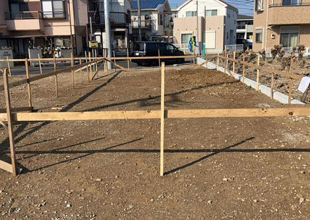 【外観_3】現地に行くなら、物件の周囲の地形がどうなっているかを見ることも大切です。周辺より低くなっている土地では、大雨などで水が集まりやすいため、地盤が弱くなっているということも考えられるため、注意が必要です。