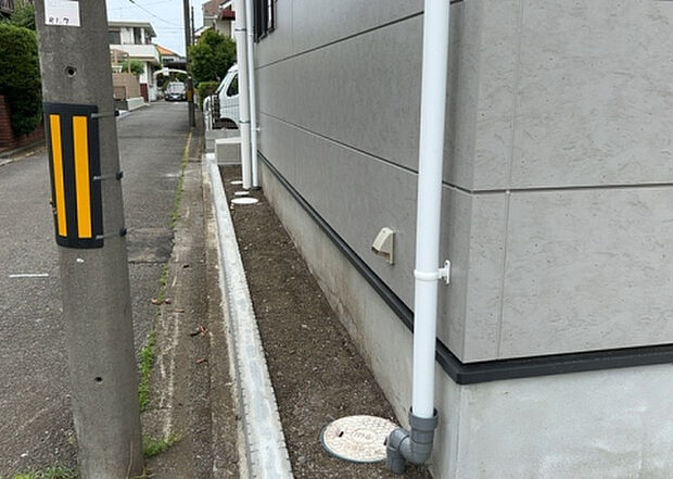 【庭】庭があることでガーデニングや家庭菜園はもちろん、こどもの遊び場やペットを放して遊ぶことができます。また、家の周囲に余裕があるということです。隣地との間があれば、十分な日当たりと、風通しが確保できます。
