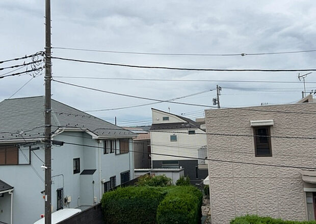 【物件からの展望】眺望を気にして物件を探す場合、前面に建物が建っていないか現地で確認しましょう！前面に建物があると景色はもちろん、日当たりや風通しにも影響が出てきます。住んだ時のことを想像しながら現地見学をしましょう。