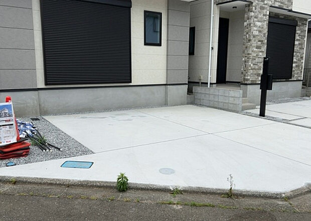 【駐車場】駐車場と明記されていても、最小スペースでつくられた駐車場だと大型車は駐車できなかったり、出入りしにくくなったりする可能性があります。お車のサイズと購入したい物件の駐車場のサイズを現地で確認しましょう。