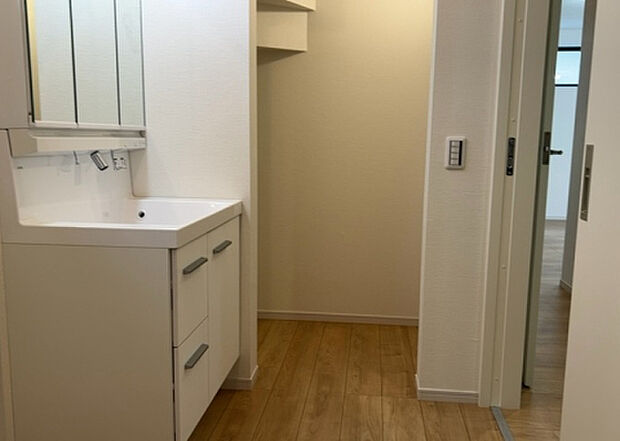 【脱衣場】多くの戸建て住宅で見かける洗面脱衣所は、洗面台と洗濯機が2畳ほどのスペースに並べられていて、洗面所が脱衣所を兼ね備えている間取りが一般的です。お客様が利用することもある、パブリックな空間でもあります。