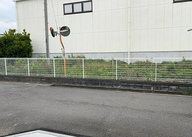 【物件からの展望】眺望を気にして物件を探す場合、前面に建物が建っていないか現地で確認しましょう！前面に建物があると景色はもちろん、日当たりや風通しにも影響が出てきます。住んだ時のことを想像しながら現地見学をしましょう。
