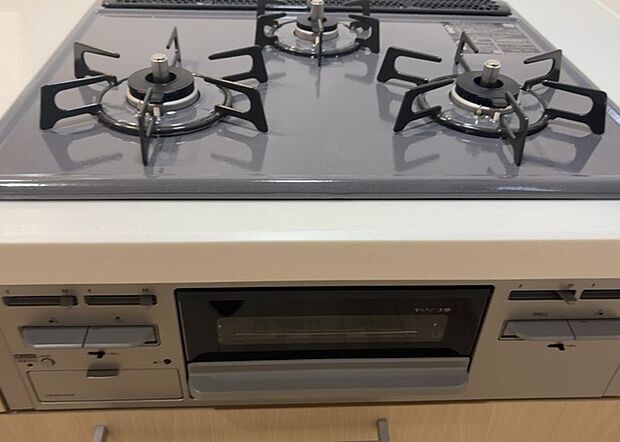 【キッチンコンロ】キッチンコンロは、料理の質を大きく左右する重要な設備です。火力調整のしやすさ、グリル機能の有無、安全装置の充実度など、選ぶポイントがたくさんあります。特に、IHクッキングヒーターは、お手入れのしやすさや安全性が高く、近年人気が高まっています。