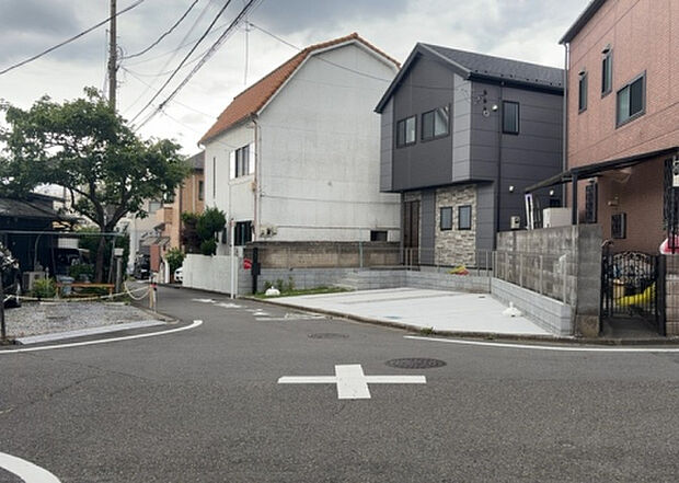 【前面道路含む現地写真_2】お持ちの車種によっては前面道路が広い方が便利でしょう。しかし、前面道路が広ければその分交通量が多くなるため、騒音などが気になる場合があります。実際に現地を見学し、周辺交通量や騒音などを確認しましょう！