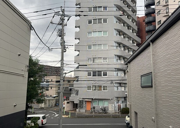 【物件からの展望】眺望を気にして物件を探す場合、前面に建物が建っていないか現地で確認しましょう！前面に建物があると景色はもちろん、日当たりや風通しにも影響が出てきます。住んだ時のことを想像しながら現地見学をしましょう。