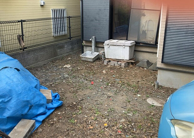 【庭】庭があることでガーデニングや家庭菜園はもちろん、こどもの遊び場やペットを放して遊ぶことができます。また、家の周囲に余裕があるということです。隣地との間があれば、十分な日当たりと、風通しが確保できます。