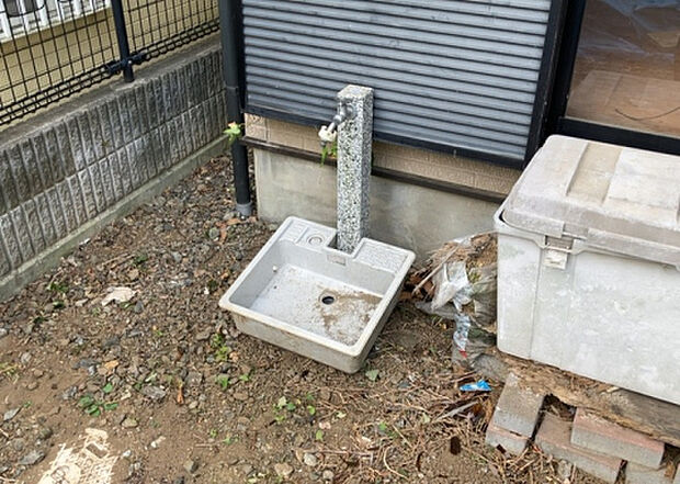 【その他設備】敷地内には、散水栓や立水栓があります。水道水を直接利用できるため、水を運ぶ手間を省くことが出来ます。大量の水を必要とする洗車作業や清掃などに役立ちます。その他設備とあわせて、現地でご確認ください。