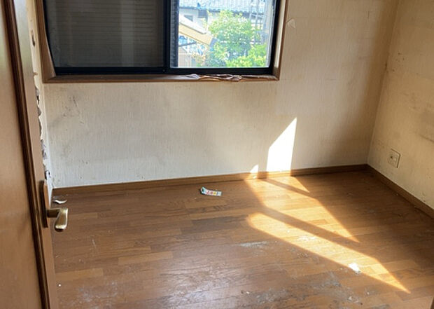 【洋室】洋室のメリットは重い家具が置きやすく、身の回りが整理しやすいことです。 床がフローリングのため畳とは異なり凹みにくいです。 クローゼットなど収納が豊富で、普段使わない旅行カバンや服の整頓も簡単にです。