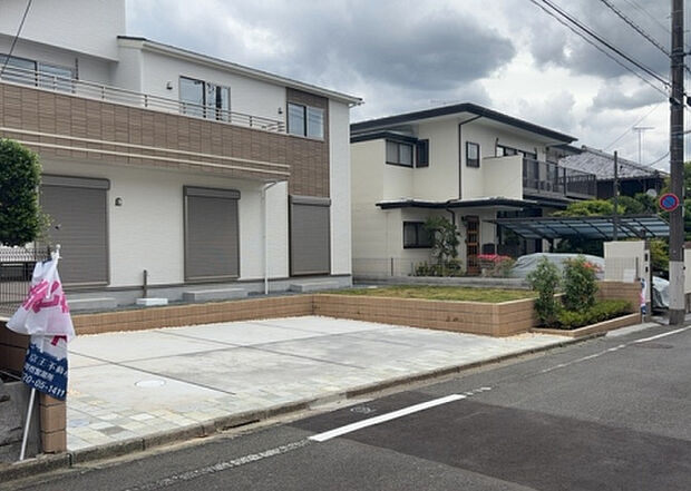 【前面道路含む現地写真_2】お持ちの車種によっては前面道路が広い方が便利でしょう。しかし、前面道路が広ければその分交通量が多くなるため、騒音などが気になる場合があります。実際に現地を見学し、周辺交通量や騒音などを確認しましょう！